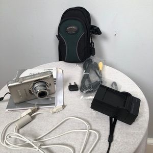 Canon IXIS 115 digital camera with bag